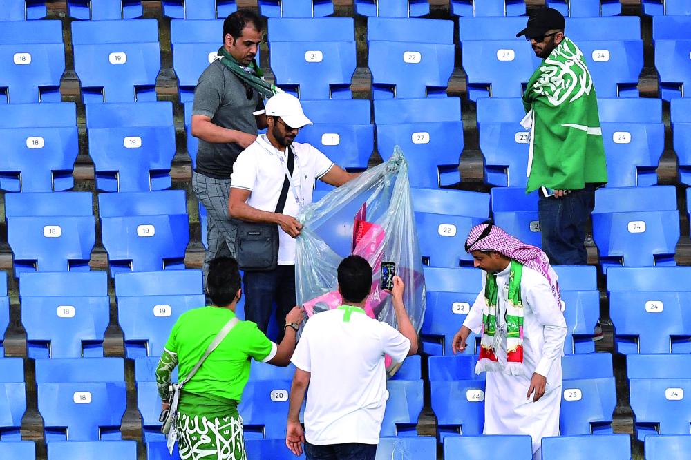 



جماهير سعودية تجمع النفايات في مدرجات روستوف.