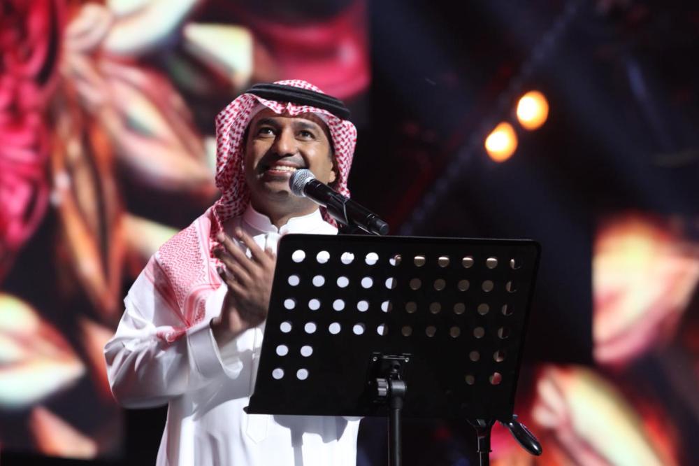 راشد الماجد يتفاعل مع الجمهور أثناء تقديم وصلته الغنائية
