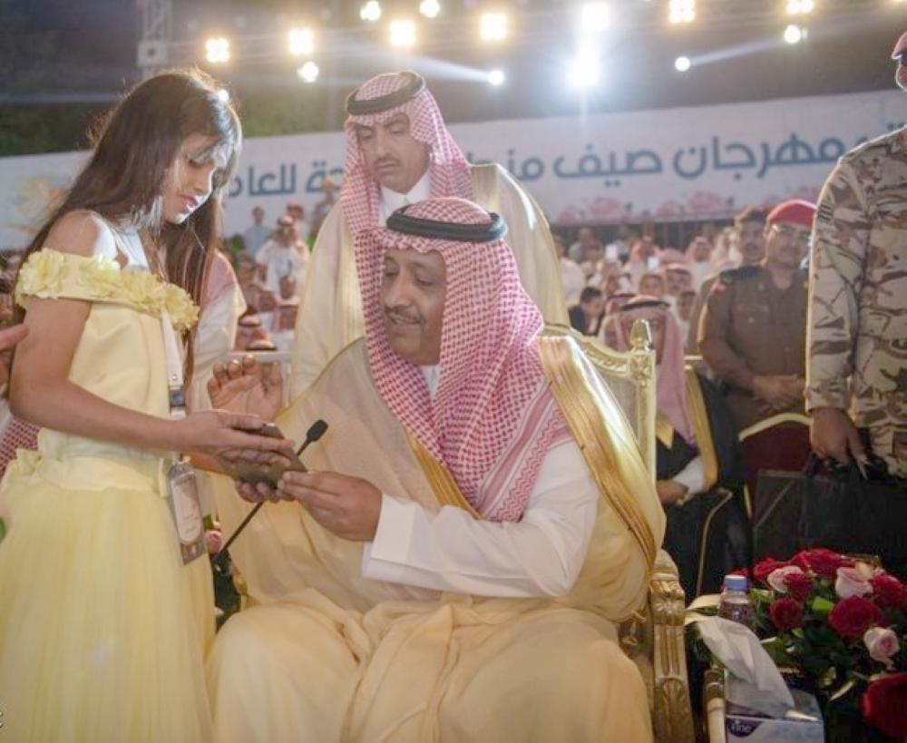 



الأمير حسام بن سعود مدشناً فعاليات الصيف. (عكاظ)