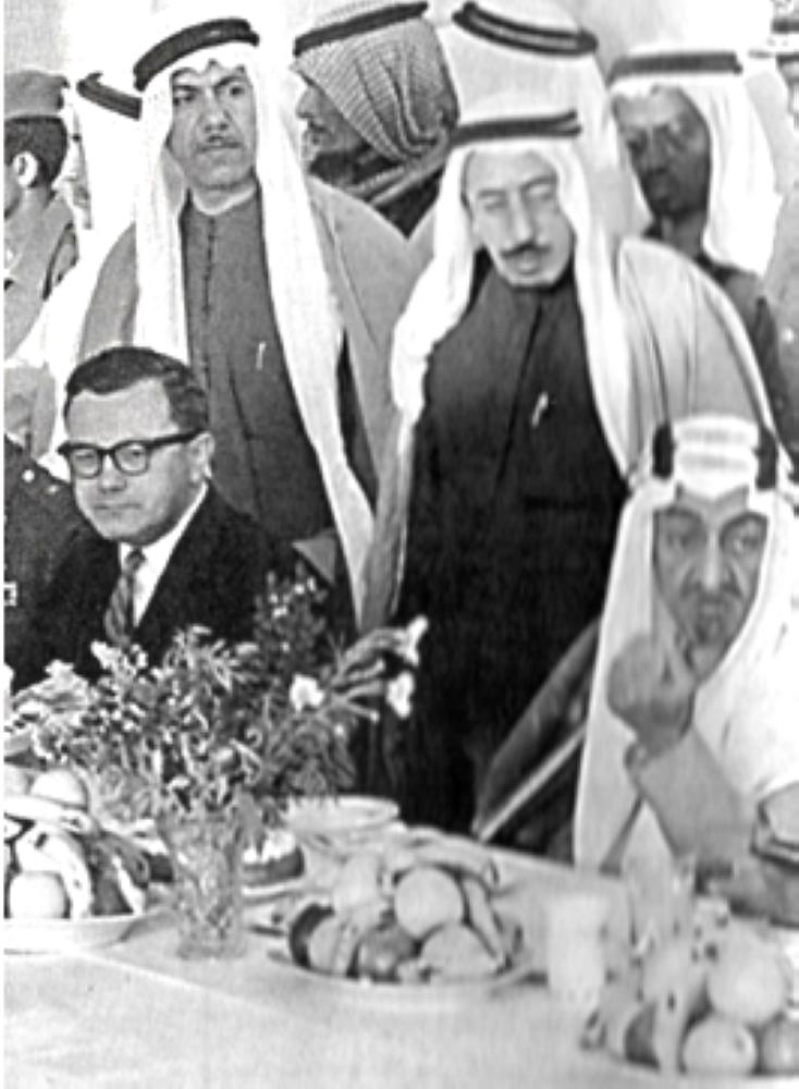 



الشعوان واقفا خلف الملك فيصل أثناء زيارته للمنطقة الشرقية عام 1965