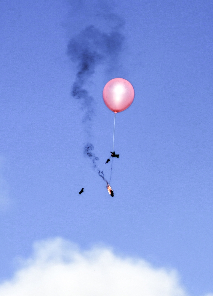 A balloon loaded with incendiaries is flown towards Israel during confrontation between Palestinian demonstrators and Israeli troops east of Gaza City, along the border between the Gaza strip and Israel, on June 29, 2018. Major protests began on March 30, 2018, to demand the right to return to homes that some 700,000 Palestinians fled in 1948 when Israel was created. / AFP / MAHMUD HAMS
