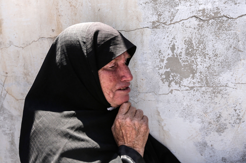 A Palestinian relative of 12 years old Yasser Abu Naja mourn over his death during the funeral in Khan Yunis, in the Southern Gaza Strip on June 30, 2018. A Palestinian youth was shot in the head near the town of Khan Yunis on June 29, according to health Ministry spokesman Ashraf al-Qudra. / AFP / MAHMUD HAMS
