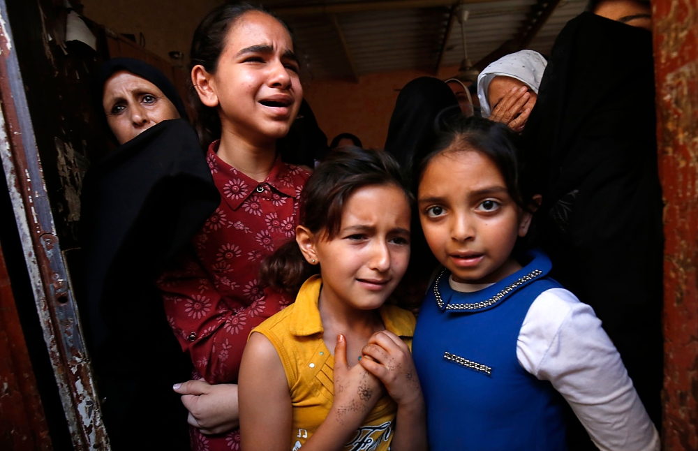 Palestinians mourn over the death of 24-year-old Mohammed al-Hamayda, during his funeral in Rafah in the Southern Gaza Strip on June 30, 2018. Israeli troops shot dead two Palestinians, one in his early teens, in border clashes in the southern Gaza Strip, the Hamas-ruled territory's health ministry said. 24-year-old Mohammed al-Hamayda was fatally wounded in the stomach by Israeli fire in an incident east of Rafah. / AFP / SAID KHATIB
