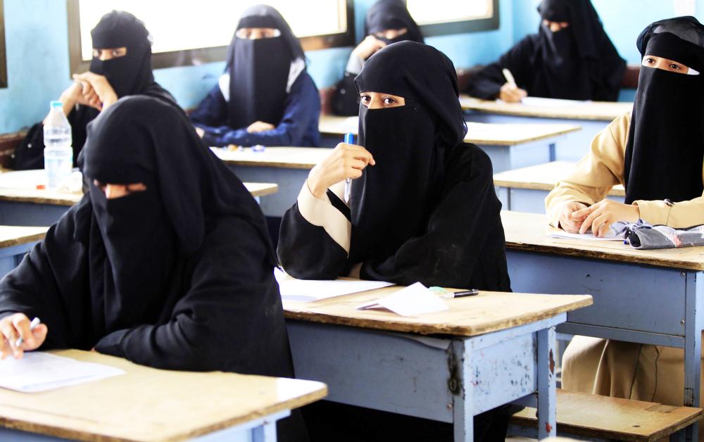 Yemeni pupils sit a final exam at a secondary school in the capital Sanaa on June 30, 2018. / AFP / MOHAMMED HUWAIS
