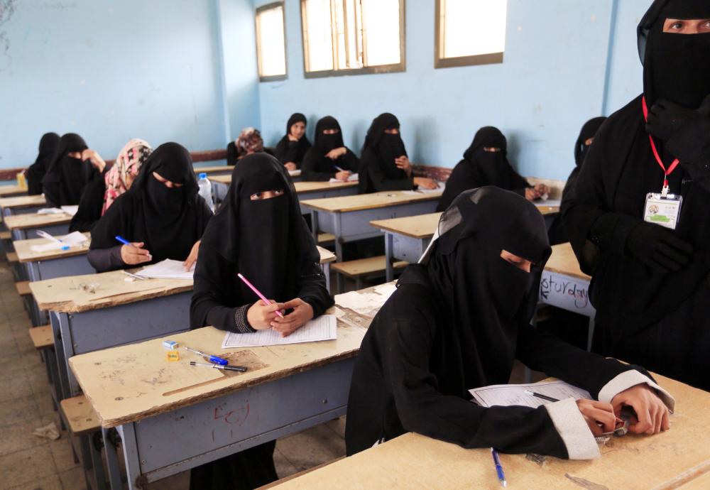 Yemeni pupils sit a final exam at a secondary school in the capital Sanaa on June 30, 2018. / AFP / MOHAMMED HUWAIS
