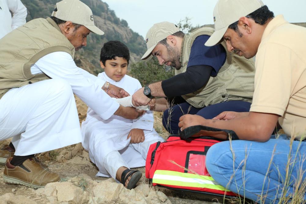 عناية طبية بأحد الأطفال التائهين 