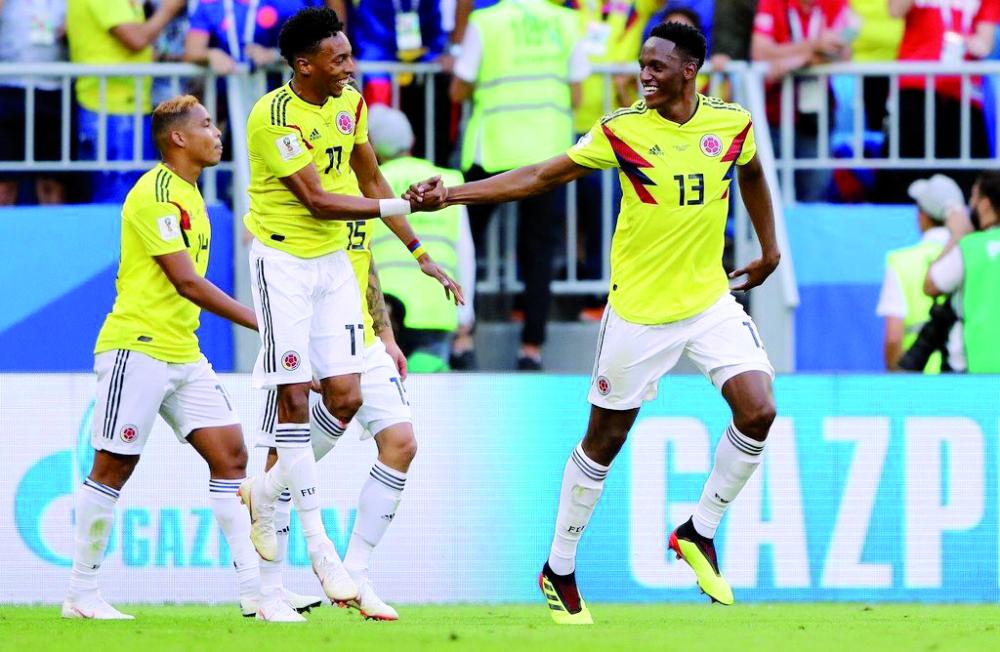 



لاعبو كولومبيا يتبادلون التهاني عقب فوزهم على منتخب السنغال.