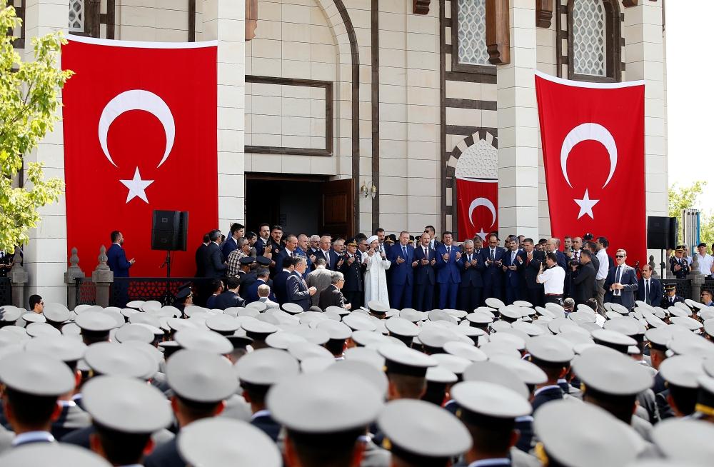 الرئيس التركي أردوغان ملتقيا جمعاً من العسكريين. (وكالات)