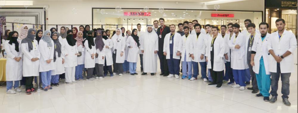 



الأغا يتوسط الأطباء في حملة «رمضانك صحي» الأخيرة في جدة.