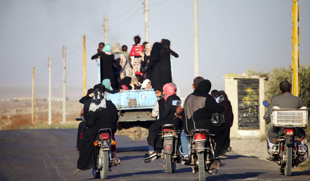 CORRECTION / Syrian families return to their homes in towns and villages situated on the eastern outskirts of Daraa on June 6, 2018. The Syrian regime reached a ceasefire deal with rebels in the country's south, the official SANA news agency said. / AFP / Mohamad ABAZEED 