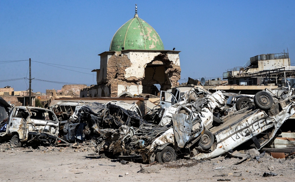  ( أ ف ب) قبة مسجد النوري المدمر في الموصل 