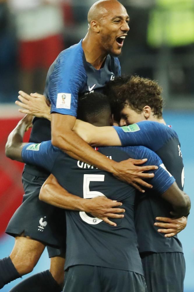 France's midfielder Steven N'Zonzi (L) and teammates celebrate their victory at the end of the Russia 2018 World Cup semi-final football match between France and Belgium at the Saint Petersburg Stadium in Saint Petersburg on July 10, 2018. RESTRICTED TO EDITORIAL USE - NO MOBILE PUSH ALERTS/DOWNLOADS

 / AFP / Odd ANDERSEN / RESTRICTED TO EDITORIAL USE - NO MOBILE PUSH ALERTS/DOWNLOADS