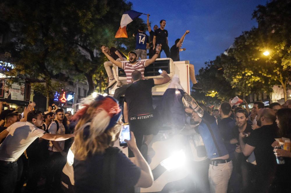 People celebrate France's victory in central Paris on July 10, 2018 after the final whistle of the Russia 2018 World Cup semi-final football match between France and Belgium. / AFP / Lucas BARIOULET
