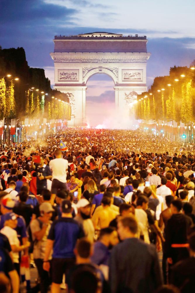 



آلاف الفرنسيين خرجوا ليعبروا عن فرحتهم بتأهل منتخب بلادهم للمباراة النهائية.    (أ.ف.ب)