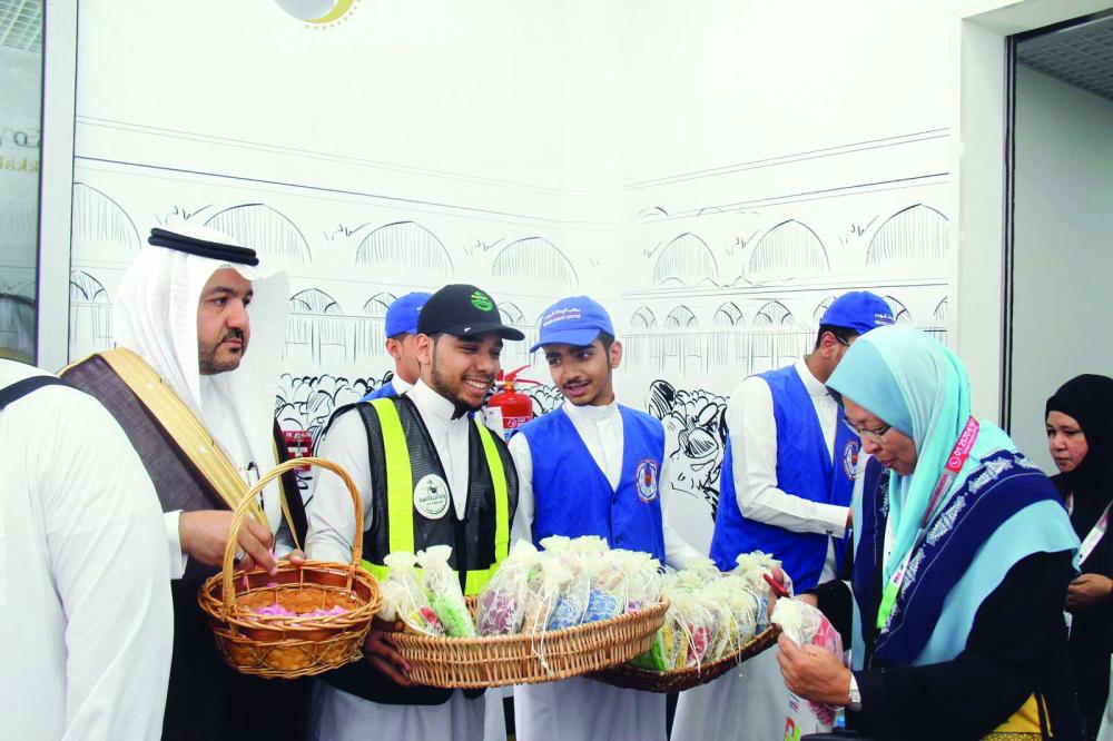 البيجاوي يستقبل الحجاج بالورد. تصوير: بندر الترجمي @baltarjami