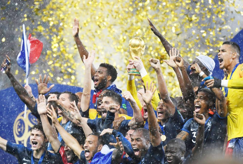 French players celebrate with the trophy at the end of the Russia 2018 World Cup final football match between France and Croatia at the Luzhniki Stadium in Moscow on July 15, 2018. RESTRICTED TO EDITORIAL USE - NO MOBILE PUSH ALERTS/DOWNLOADS

 / AFP / Kirill KUDRYAVTSEV / RESTRICTED TO EDITORIAL USE - NO MOBILE PUSH ALERTS/DOWNLOADS

