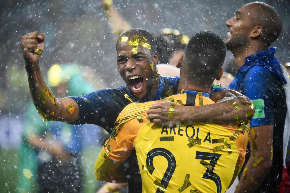 TOPSHOT - France's defender Djibril Sidibe (L) celebrates with France's goalkeeper Alphonse Areola during the trophy ceremony at the end of the Russia 2018 World Cup final football match between France and Croatia at the Luzhniki Stadium in Moscow on July 15, 2018. RESTRICTED TO EDITORIAL USE - NO MOBILE PUSH ALERTS/DOWNLOADS

 / AFP / FRANCK FIFE / RESTRICTED TO EDITORIAL USE - NO MOBILE PUSH ALERTS/DOWNLOADS

