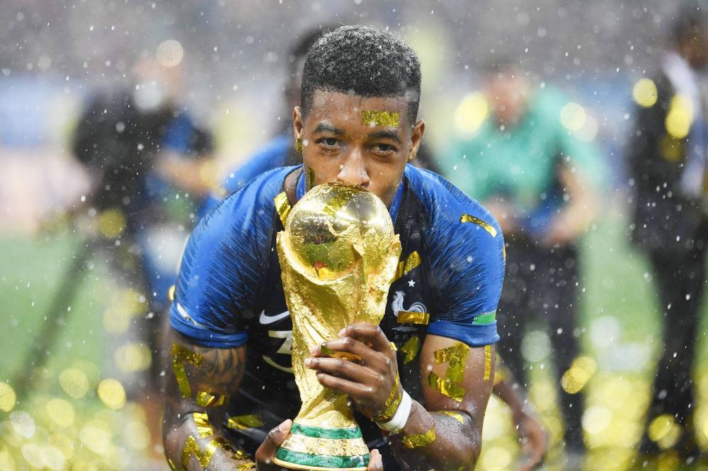 TOPSHOT - France's defender Presnel Kimpembe kisses the World Cup trophy after winning the Russia 2018 World Cup final football match between France and Croatia at the Luzhniki Stadium in Moscow on July 15, 2018. RESTRICTED TO EDITORIAL USE - NO MOBILE PUSH ALERTS/DOWNLOADS

 / AFP / FRANCK FIFE / RESTRICTED TO EDITORIAL USE - NO MOBILE PUSH ALERTS/DOWNLOADS

