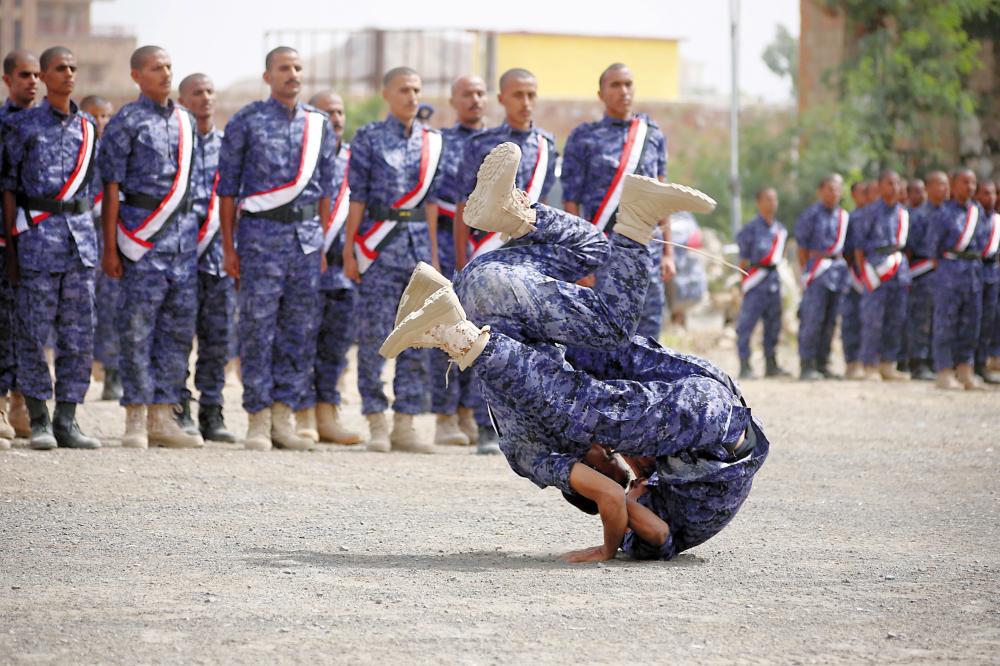 تخريج دفعة جديدة من قوات الأمن اليمنية في تعز أمس الأول. ( أ ف ب)