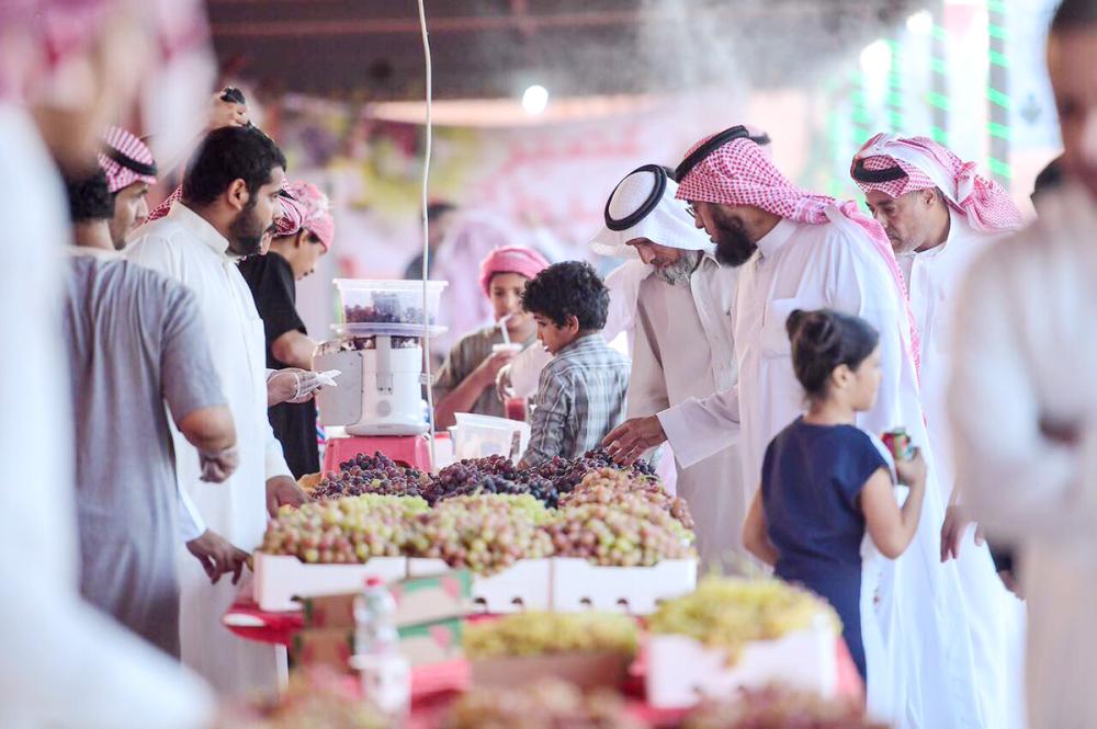 



زوار مهرجان العنب في النسخة السابقة.