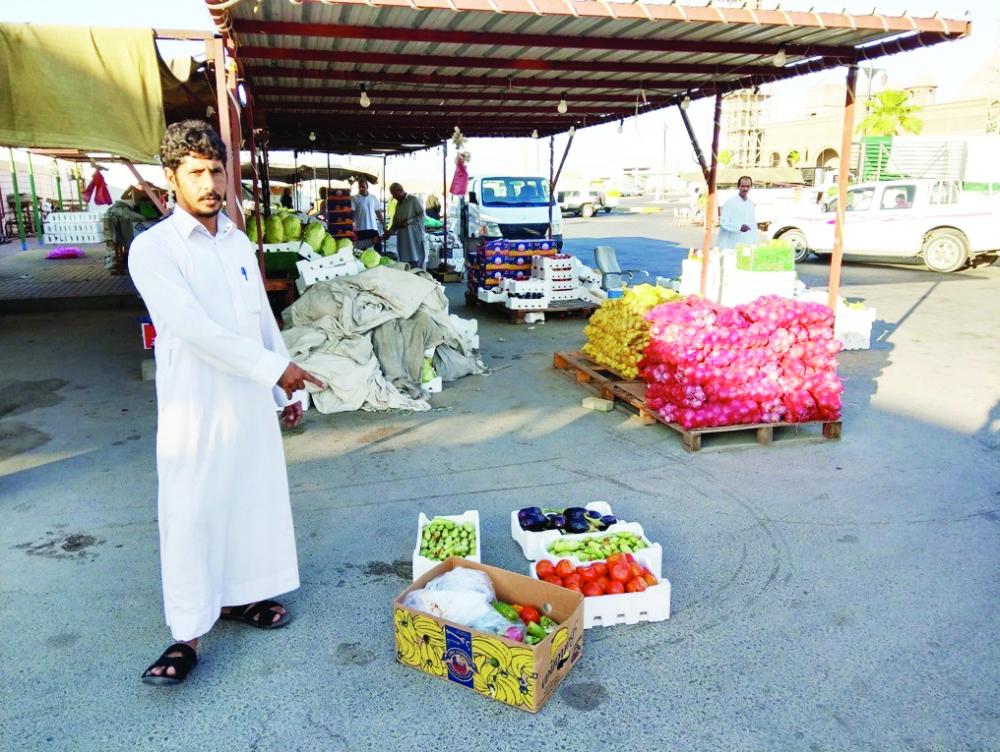 



الخضراوات في السوق المؤقت تعرض في العراء ما يعرّضها للتلف. (عكاظ) 