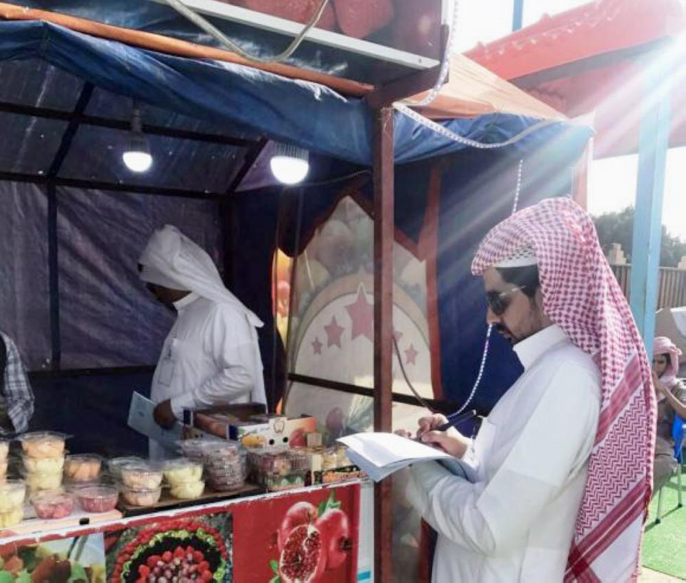 



 تحرير مخالفة على بائع مخالف.