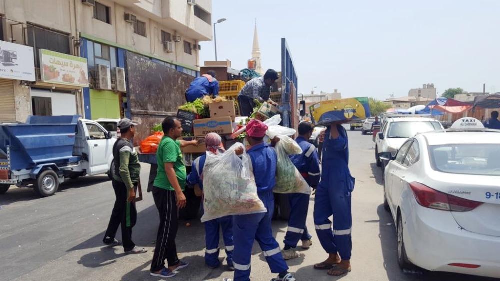 



عمال البلدية خلال إزالة البسطات العشوائية. (عكاظ)