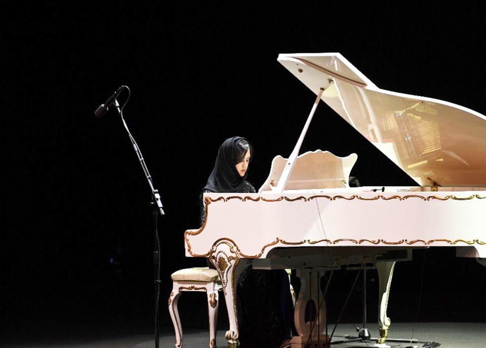 


عازفة البيانو إيمان قستي والموهوبة كلوي شوا.