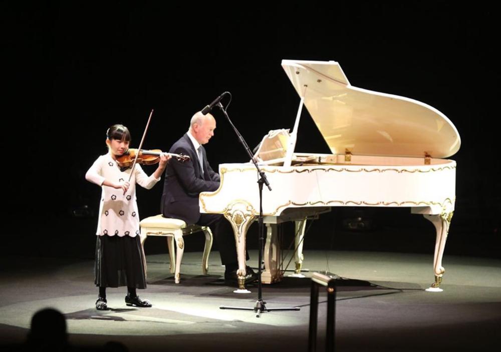 العازفة «جوردن باك» والموهوبة كلوي شوا (صورة من الهيئة العامة للثقافة)