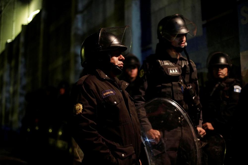 Policemen stand guard after a riot by underage inmates, outside the Correctional Center Stage 2, in San Jose Pinula, Guatemala, March 19, 2017. REUTERS/Luis Echeverria FOR EDITORIAL USE ONLY. NO RESALES. NO ARCHIVES.