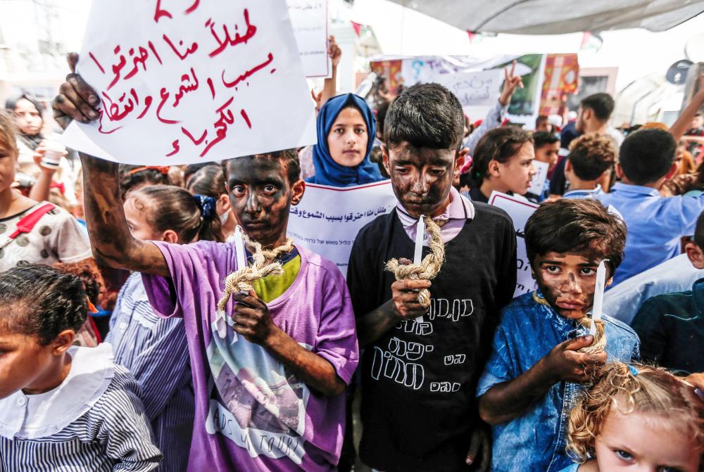 





أطفال فلسطينيون يحملون الشموع ويتظاهرون ضد الحصار الإسرائيلي عند معبر إيريز شمال قطاع غزة أمس. (أ ف ب)