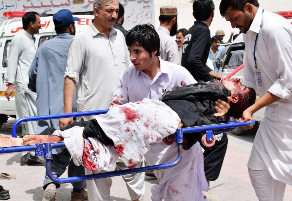 



مسعفون يحملون أحد ضحايا الهجوم الانتحاري الذي استهدف مركز اقتراع في كويتا أمس، وفي الإطار عمران خان المرشح الأوفر حظا للفوز في الانتخابات. (أ.ف.ب)