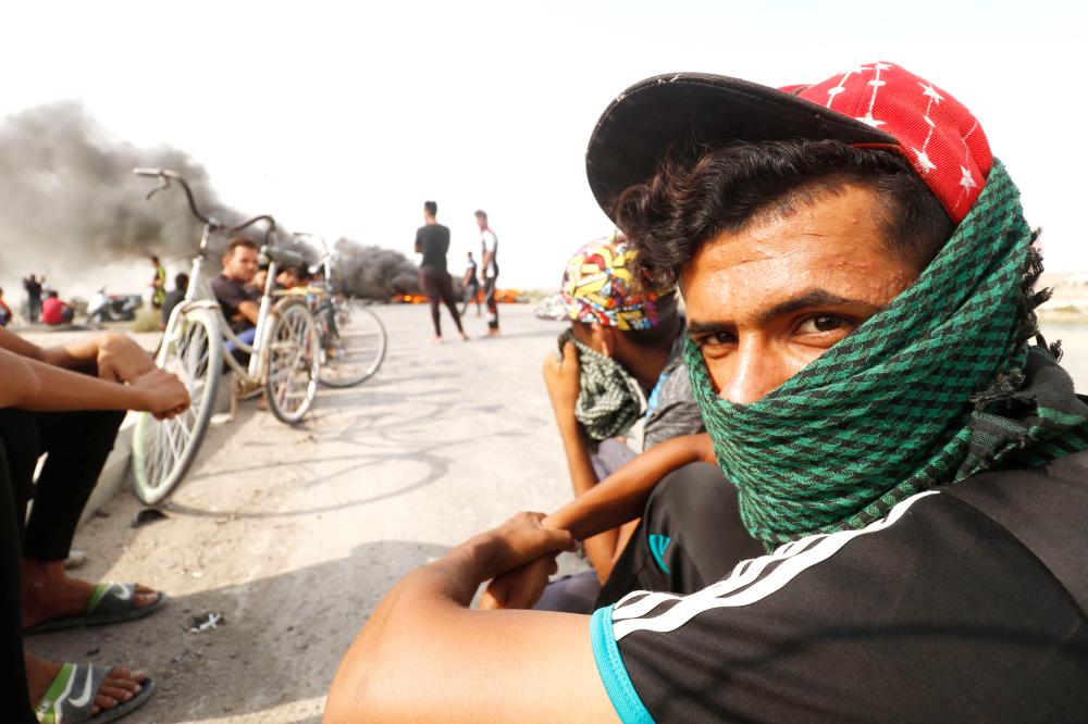 Iraqi protestors attend a gathering northwest of the southern city Basra on July 17, 2018, during a demonstration against unemployment and a lack of basic services.  / AFP / Haidar MOHAMMED ALI
