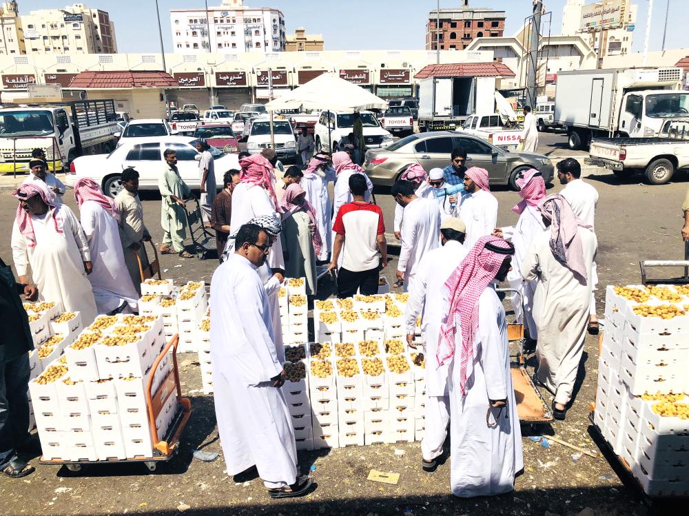 



عرض الرطب تحت أشعة الشمس يضعف الإقبال.  (تصوير: أحمد القحطاني)