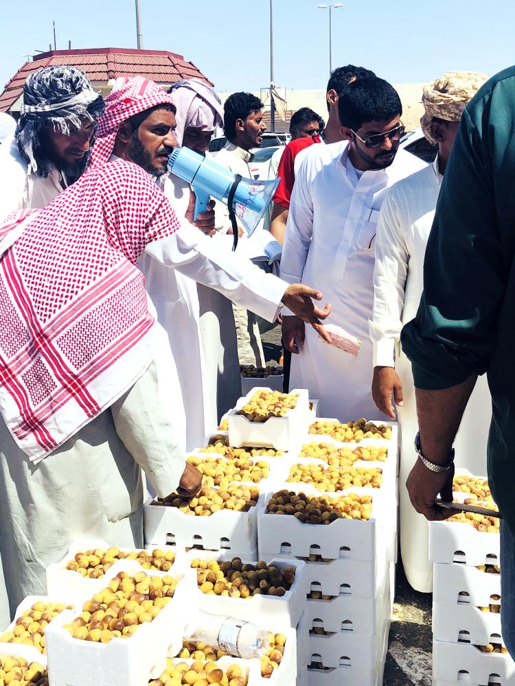 جانب من عمليات الحراج يقوم بها أحد الدلالين في المدينة. (تصوير: أحمد القحطاني)