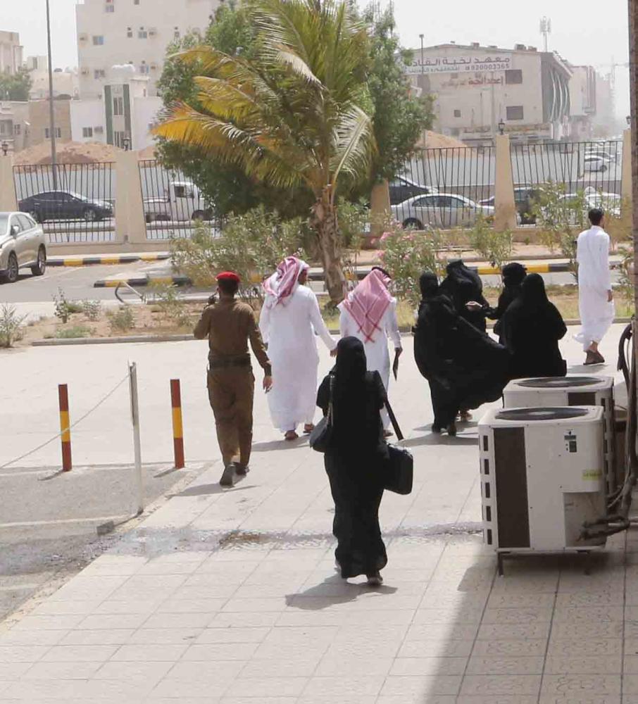 مراجعون لمقر المحكمة العامة في جدة. (تصوير: عمرو سلام)