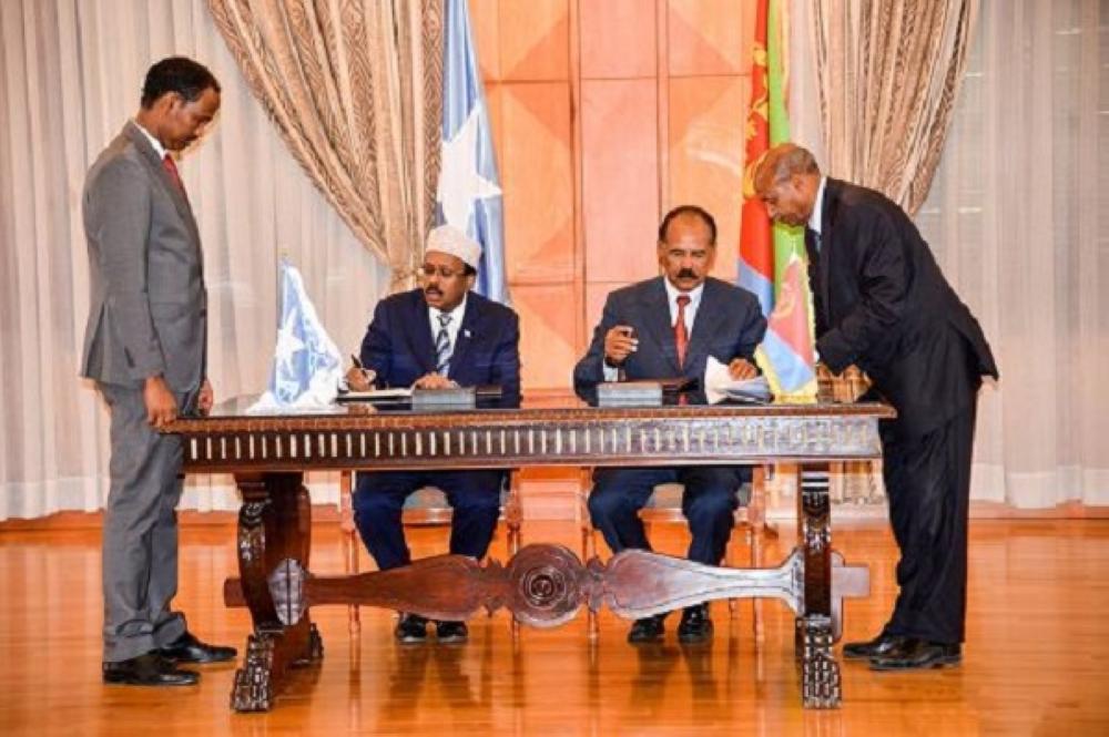 Roma, 30 lug. (askanews) - I presidenti di Eritrea e Somalia, Isaias Afwerki e Mohamed Abdullahi Mohamed Farmajo, hanno firmato oggi ad Asmara una «Dichiarazione congiunta di rapporti fraterni e cooperazione globale» che prevede la ripresa delle relazioni diplomatiche, con la riapertura delle rispettive ambasciate, e l'impegno a collaborare per «la pace, la stabilità e l'integrazione economica a livello regionale». E' quanto si legge in un comunicato diffuso dal ministero dell'Informazione eritreo. 

	La dichiarazione tra Eritrea e Somalia arriva dopo quella firmata a inizio mese, sempre ad Asmara, tra Eritrea ed Etiopia, che ha messo fine a 20 anni di ostilità.

	Farmajo è ripartito oggi da Asmara al termine di una visita di tre giorni, effettuata su invito del presidente eritreo. Si tratta della prima visita ad Asmara di un capo di Stato somalo dall'indipendenza dell'Eritrea, nel 1993. 
	
	Ricordando «gli storici rapporti fraterni» e «la reciproca solidarietà» tra i due Paesi, i due leader si sono impegnati a «dare vita a una partnership che porti benefici alle due nazioni e alla regione». A tale scopo, si legge nel comunicato, «l'Eritrea sosterrà con forza l'indipendenza politica, la sovranità e l'integrità territoriale della Somalia»; «la Somalia e l'Eritrea cercheranno di dare vita a una forte cooperazione politica, economica, sociale, culturale così come di difesa e di sicurezza»; «i due paesi instaureranno rapporti diplomatici e scambieranno ambasciatori, promuoveranno scambi e investimenti bilaterali, così come scambi educativi e culturali»; infine «Eritrea e Somalia lavoreranno all'unisono per promuovere la pace, la stabilità e l'integrazione economica a livello regionale». 