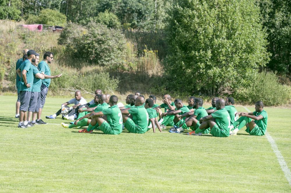 



 مدرب المنتخب السعودي عبدالعزيز الخالد في اجتماع مع اللاعبين قبل بدء الحصة التدريبية أمس.