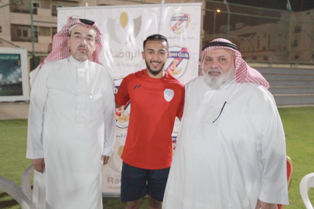 اللاعب المعتصم الرفاعي يتوسط البعداني وجمجوم 