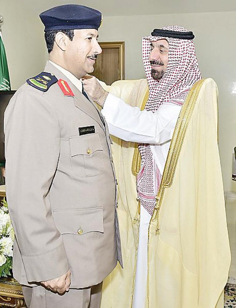 



الأمير جلوي بن عبدالعزيز مقلداً الألمعي رتبته الجديدة. (عكاظ)