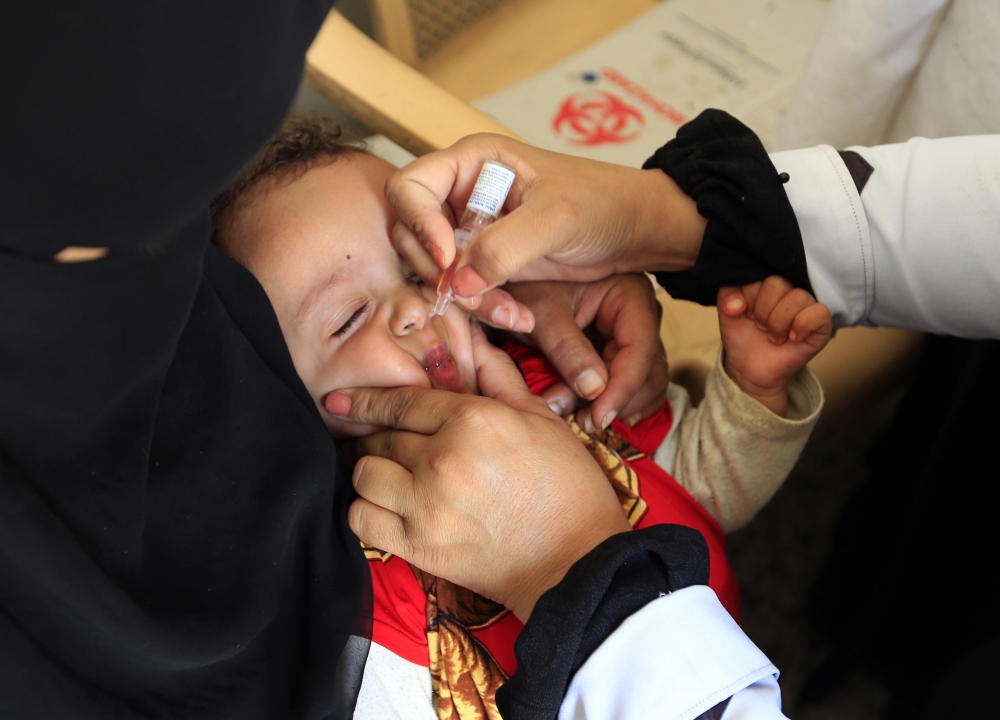 A Yemeni child receives a polio vaccination during an immunisation campaign at a health centre on the outskirts of the Yemeni capital Sanaa, on August 6, 2018. / AFP / Mohammed HUWAIS
