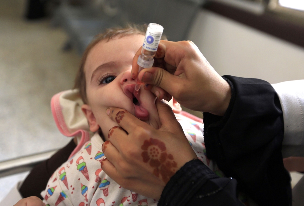 A Yemeni child receives a polio vaccination during an immunisation campaign at a health centre on the outskirts of the Yemeni capital Sanaa, on August 6, 2018. / AFP / Mohammed HUWAIS
