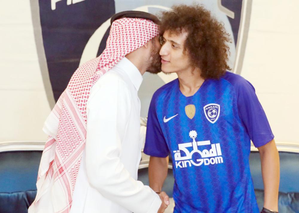 



رئيس الهلال سامي الجابر مع النجم عموري عقب توقيع عقد إعارته.