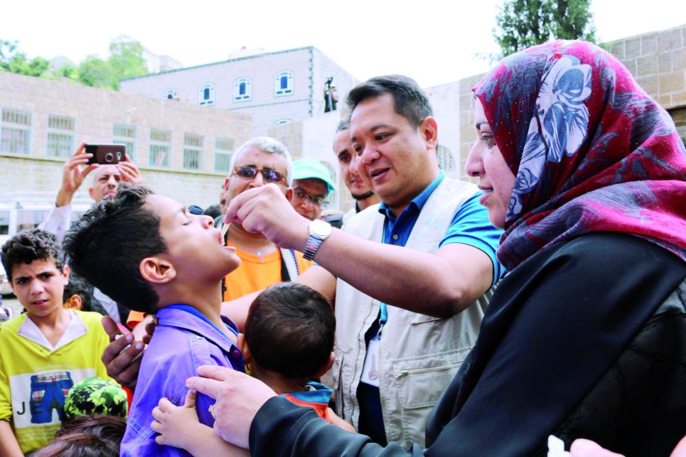 



موظف من منظمة الصحة العالمية خلال حملة تلقيح الأطفال في صنعاء أخيرا. (أرشيفية)