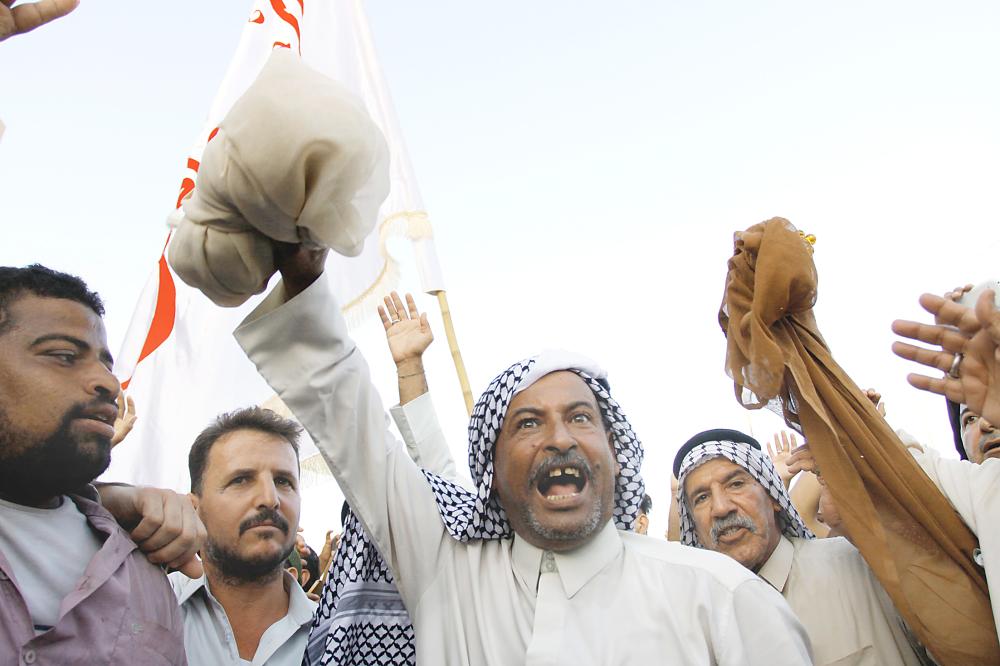 



عراقيون يتظاهرون ضد انقطاع الكهرباء والبطالة والفساد في النجف أمس الأول. (أ ف ب)