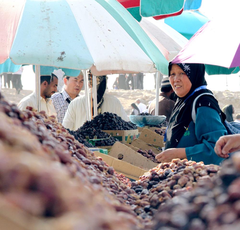 



زائرة آسيوية تتجول بين التمور في ساحة ميدان سيد الشهداء. (تصوير: عبدالمجيد الدويني)