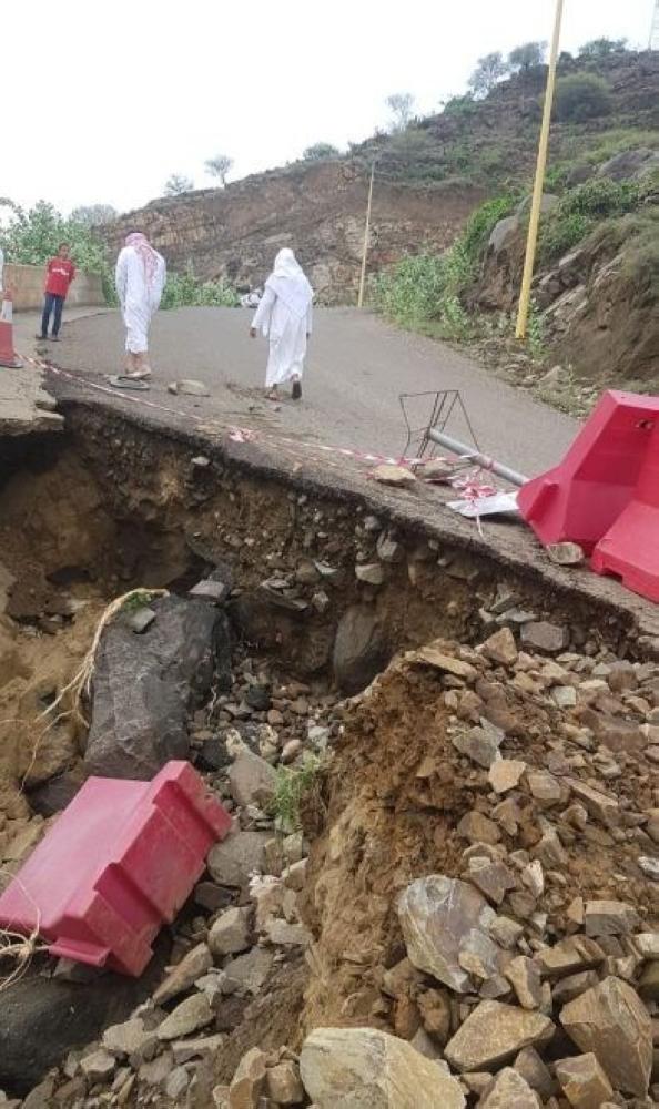 



الجزء المنهار من الطريق سبب الحادثة.