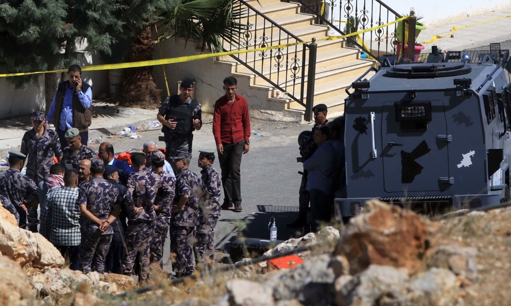 Jordanian security forces gather during a raid in the city of Salt, northwest of the capital Amman, on August 12, 2018. Jordanian security forces have killed three «terrorists» and arrested five others during a raid after an officer was killed in a bomb blast near the capital, the government said. Three members of the security forces also died in Saturday's raid, which came after the home-made bomb exploded under a patrol car at a music festival.
 / AFP / Khalil MAZRAAWI
