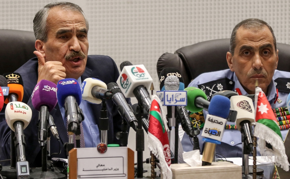 Samir Mubaideen (L), Jordan's Interior Minister, speaks during a press conference in the capital Amman on August 13, 2018. Jordan's interior minister said on August 13 that three members of a «terror cell» killed during a weekend raid were supporters of the Islamic State group who adopted their extremist views and were preparing for a series of attacks in the country. / AFP / KHALIL MAZRAAWI
