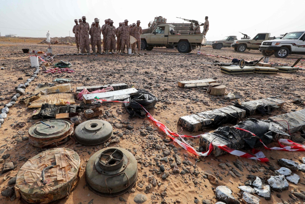 A picture taken on August 8, 2018 during a trip in Yemen organised by the UAE's National Media Council shows Yemeni soldiers loyal to the Saudi and UAE-backed government attending a mine clearance and dismantling training at a centre funded by the UAE armed forces, along the coast north of the southeastern port city of Mukalla, the capital Hadramawt province. / AFP / KARIM SAHIB
